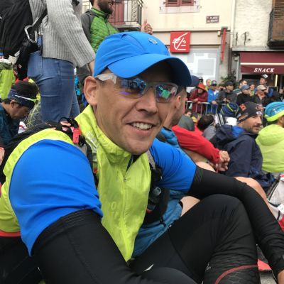 Auch Stefan sitzt 1,5 Stunden vor dem Start bereits im Startblock.