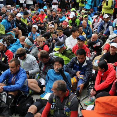 Ein Blick in den Startblock genügt, um zu verstehen, wie international dieses Rennen ist.