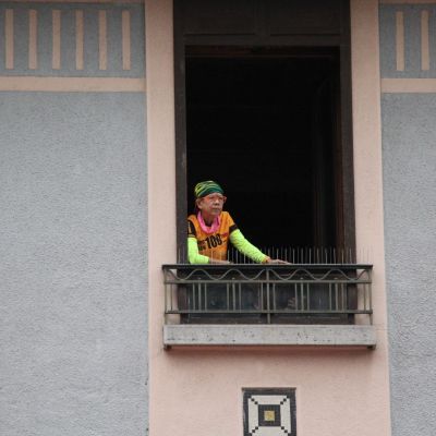 An quasi jedem Fenster finden sich die Fans ein, um den  großen Moment zu erleben.