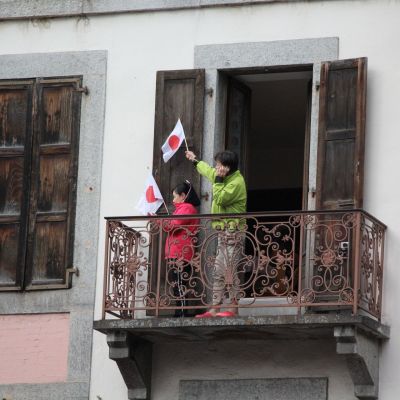 Japanische Fans haben sich in exponierter Lage eingemietet.