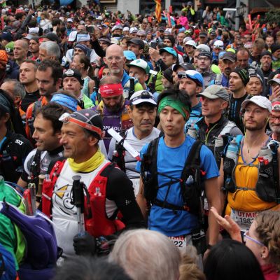 Hinten wird es eng. Die Menge schiebt sich hier nur langsam hinaus aus Chamonix.