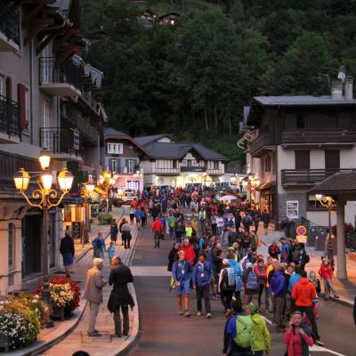 Wahnsinnig viele UTMB-Fans auf den Straßen von St. Gervais.