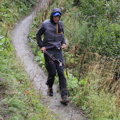 Ankunft in Arnouvaz. Eine Scheuerstelle am Rücken hat Stefan beim letzten Downhill behindert und Zeit gekostet. Tape drauf und mit voller Kraft weiter. Nach 16:43 Stunden Laufzeit liegt er mittlerweile sogar auf Platz 301 und belegt den 7. Platz unter allen deutschen Teilnehmern.