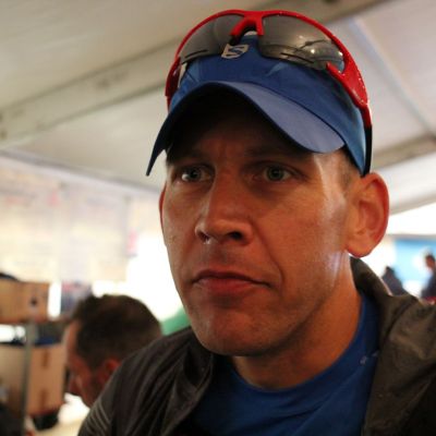 Zitat: "Ich will das Ding nur noch beenden". Gleichzeitig klettert er immer weiter im Ranking. Aktuell befindet er sich bereits auf Position 229 (AK 68) und ist damit jetzt tatsächlich 2.-bester deutscher Teilnehmer! Noch wartet ein ganzer Marathon auf unseren Ultraläufer! Total verrückt, oder?