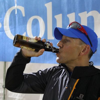 Am Check-Point in Trient greift Stefan zur Flasche und genießt sein (alkoholfreies) Lieblingsbier!