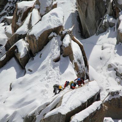 Die Felsen sind frisch verschneit.