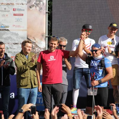 Der Sieger François D'haene​ nimmt den letzten Finisher in Empfang.