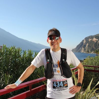 Stefan ist READY und posiert auf dem Hotelbalkon direkt am See.