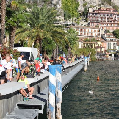 An der Uferpromenade reihen sich die Skyrunner auf ...