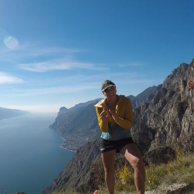In steilstem Gelände werden die Läufer angefeuert.