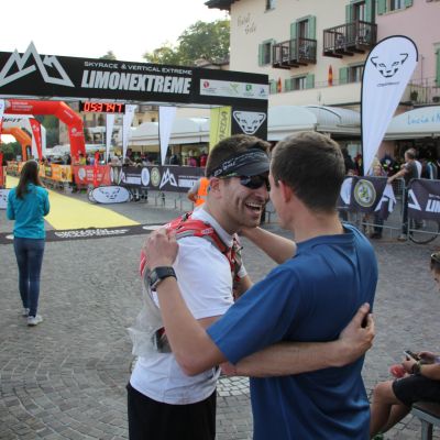 Bart und Marcel liegen sich vor Freude in den Armen.