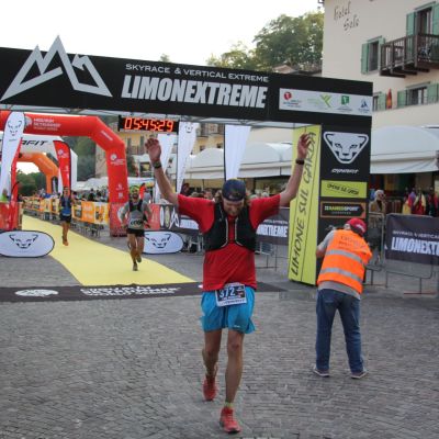 Trail-Freund Lars reißt die Arme nach oben! Er überquert die Ziellinie nach 05:45:26.