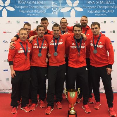 September 2017: Thomas Steiger, Bundesliga-Spieler beim BVSV Nürnberg e.V. und Nationalspieler, gewinnt mit dem deutschen Team die Silbermedaille bei den Goalball-Europameisterschaften 2017 in Finnland. zurück. Er steuert 9 Tore zum hervorragenden Abschneiden der deutschen Mannschaft bei. Wir sind stolz auf den Nürnberger Schützling und gratulieren ihm und dem gesamten deutschen Team sehr herzlich.
