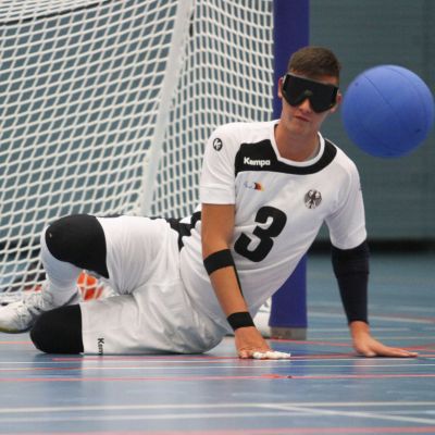 September 2017: Thomas Steiger, Bundesliga-Spieler beim BVSV Nürnberg e.V. und Nationalspieler, gewinnt mit dem deutschen Team die Silbermedaille bei den Goalball-Europameisterschaften 2017 in Finnland. zurück. Er steuert 9 Tore zum hervorragenden Abschneiden der deutschen Mannschaft bei. Wir sind stolz auf den Nürnberger Schützling und gratulieren ihm und dem gesamten deutschen Team sehr herzlich.