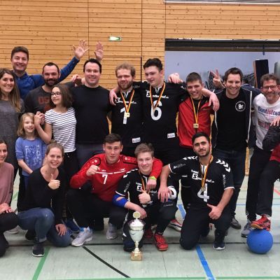 November 2017: Der neue Deutscher Meister mit den ehrenamtlichen exito Helfern. Ehrenamtlicher Einsatz bei der Deutschen Jugendmeisterschaft 2017 im Goalball.