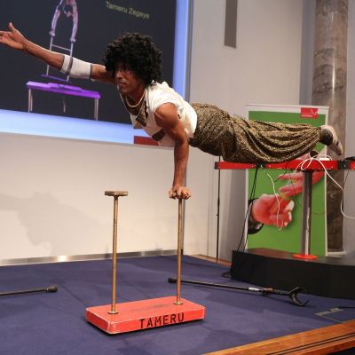 Dezember 2017: Abschlussveranstaltung 2017. Sportlicher Auftritt vom Weltrekordhalter im Handstand-Krückenlauf Tameru Zegeye. Copyright: Stadt Nuernberg - SportService.