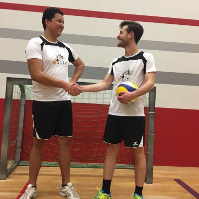 Februar 2017: Beachvolleyball Team-Kapit&auml;n Christoph gebr&uuml;&szlig;t den Franzosen Jo&eacute; im Team.