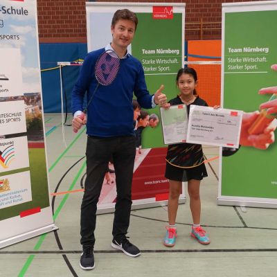 März 2018: Unser Jochen hatte zum vierten Mal die Ehre, im Namen der Förderinitiative "Team Nürnberg" einen Sportler des Monats auszeichnen. Für den Monat Februar 2018 wurde das Badminton-Nachwuchstalent Aurelia Wulandoko vom TSV 1846 Nürnberg auserwählt und bekam das von exito zur Verfügung gestellte Preisgeld in Höhe von 500 Euro.