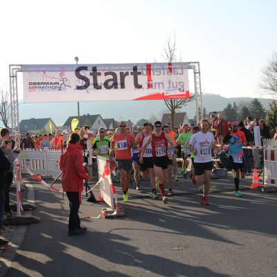 Startschuss! Interessanterweise sprinten genau die 3 Läufer vorweg, die später auf dem Podium stehen.