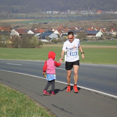 Auf Platz 4 unser Stefan. Er bekommt schnell noch Gel-Nachschub gereicht.