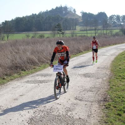 Die Supporter-Crew kommt am Staffelberg an und sogleich passiert der 2. Mann, Uwe Bäuerlein.