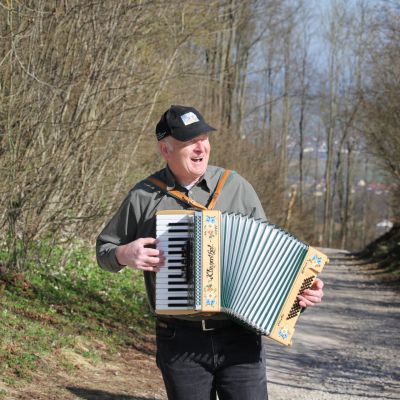 Der Musikant spielt weiter fröhlich auf.