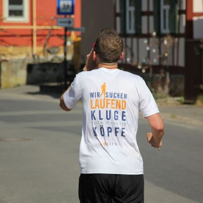 Bei KM 35 schiebt sich Stefan dann vorbei und Dennis darf unsere Stellenanzeige auf dem Rücken von Stefan lesen ;-)