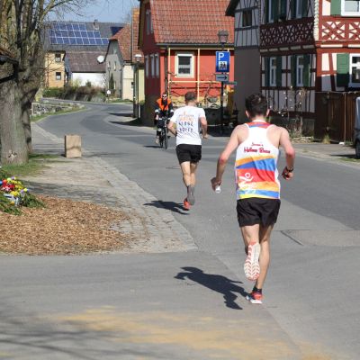 Plötzlich setzt sich Stefan nach einer Verpflegungsstelle ein paar Meter ab.