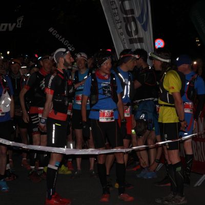 Um 5 Uhr morgens stehen die K85 Teilnehmer mit Stirnlampe im Startblock.