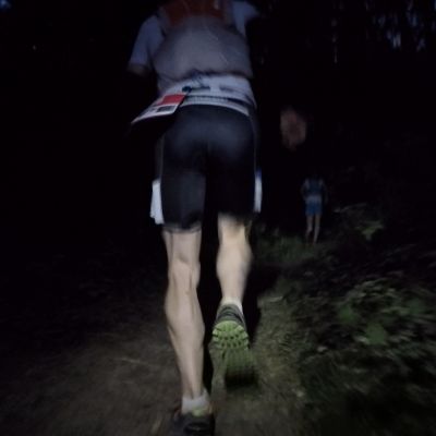 Speziell im Wald war es noch stockfinster.