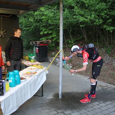 Erster Touch-Point für Supporter Jochen an der Verpflegungsstation in Kranebitten. Der spätere Sieger Matthias Krah zapft Wasser am Schlauch ;-)