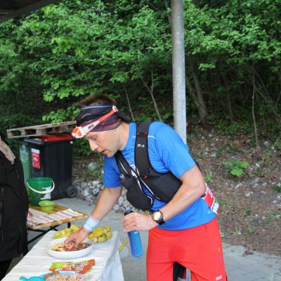 Stefan sieht noch etwas müde aus. Ein paar Apfelschnitze und weiter geht es ...