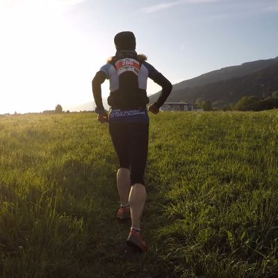 Der Sonne entgegen. Stefan trifft immer wieder auf Kathi Schichtl, die später mit Abstand schnellste Frau wird. Kathi ist eine alte Bekannte unserer Crew, der unsere Trailrunner schon auf etlichen Wettkämpfen begegnet sind.