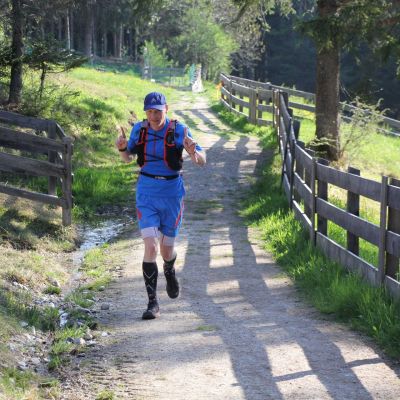 Kurz darauf taucht der in der Oberpfalz lebende Österreicher Wolfgang Eggl auf, den Stefan 2017 beim MTUT kennenlernte.