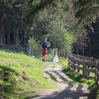 Wenige Minuten später nähert sich Stefan auf dem schönen Wiesenweg an.
