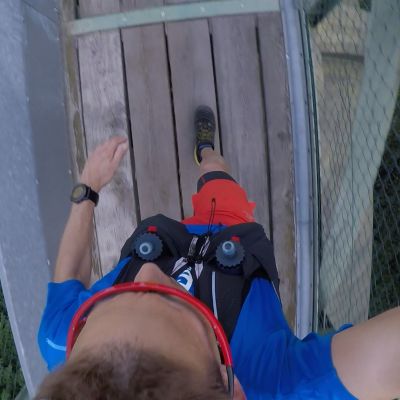 Mit der Gopro filmt sich Stefan auf einer Brücke in der Sillschlucht.