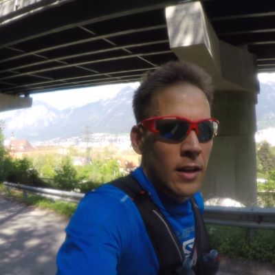 In der urbanen Gegend rund um Innsbruck kreuzen die Trailrunner immer wieder auch größere Straßen.
