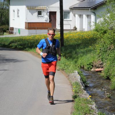 Supporter Jochen bleibt jetzt eng an Stefan dran ...