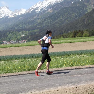 Vor der schönen Bergkulisse nimmt sie den Anstieg zum Rechenhof in Angriff.