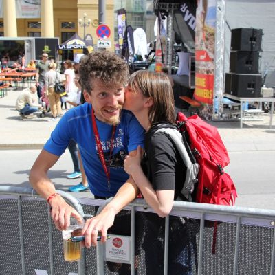 Supporter Jochen begibt sich zum Ziel und trifft Florian und seine Frau Marion. Den Kuss hat er sich nach seinem 2. Platz auf jeden Fall verdient!