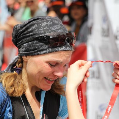 Kathi lacht wieder und freut sich über die Medaille ...