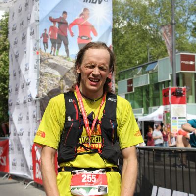 Johannes Riedelsheimer, ein alter Trail-Bekannter, läuft kurz nach Stefan über die Ziellinie.