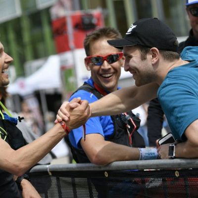Bart, Stefan und Jochen freuen sich mit Michael und gratulieren. Toller Moment, der vom Sportografen eingefangen wurde.