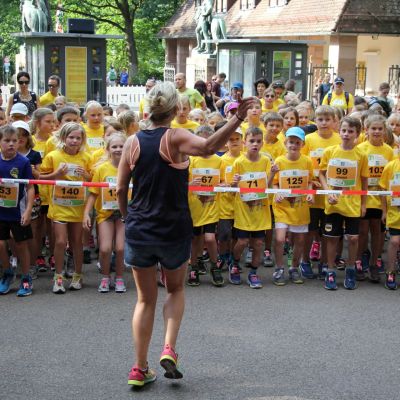 Im knallig gelben Trikot zeigten die Kids vor dem 1,2 km Lauf echte Begeisterung.