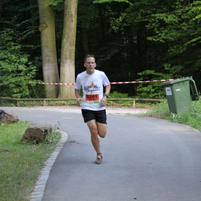Kurz darauf kommt auch schon Stefan in erstaunlich hohem Tempo am Verpflegungsstand vorbei.