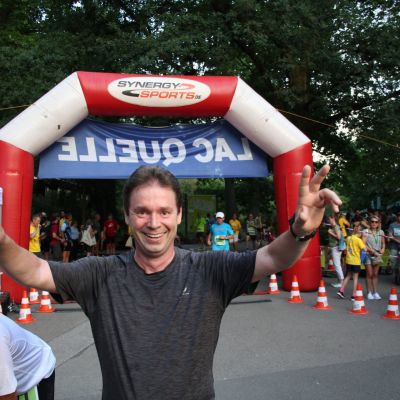 Team-Doc Thomas kommt happy ins Ziel. Nächste Woche wartet die 10-fache Strecke auf ihn.