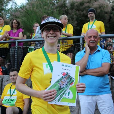 Jennifer strahlt auch. Sie hat zum dritten Mal in Folge die 6,6 km Strecke gewonnen. JUHU!