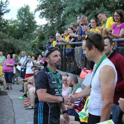 Der Zweitplatzierte (10 km) Thomas Janker gratuliert dem Sieger Alexander Finsel.