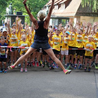 2018: WOW! JUMP! Die Kids zeigen vor dem 1,2 km Lauf ihre Begeisterung für den Tiergartenlauf.