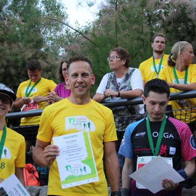 2018: exito Gipfelstürmer Stefan erhält als Zweitplatzierter auf der 6,6 km Strecke seine Urkunde.